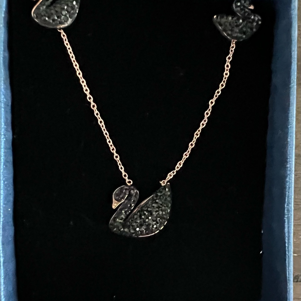Elegant Black Swan Necklace and earrings